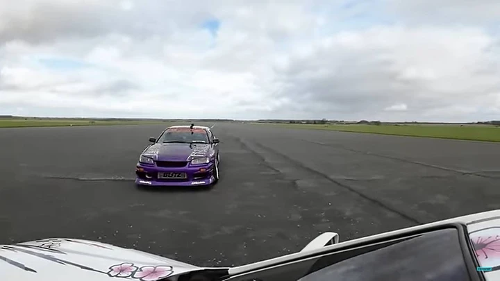 L'incredibile drag race fra una Toyota e una Nissan da drifting | Video