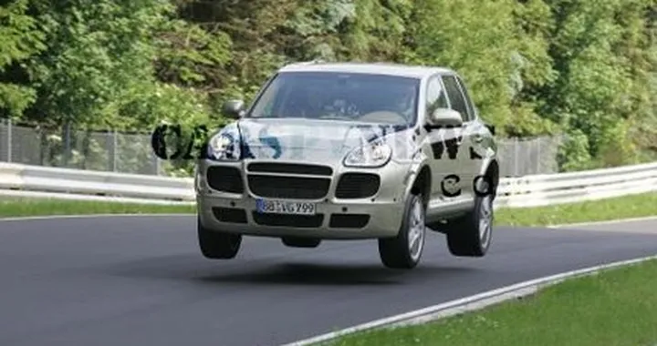 Ricompare il mulo della Porsche Cayenne, più scatenato che mai