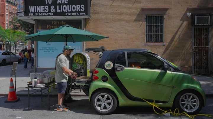 Perde il lavoro e trasforma la Smart in una pizzeria: ora incassa 12.000 dollari al mese