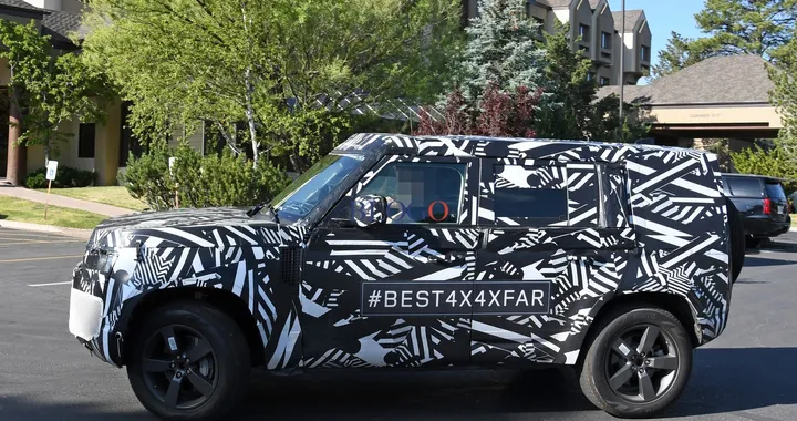 Land Rover Defender: foto spia degli interni