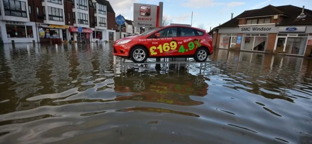 Alluvione in Inghilterra: l'auto cammina sull'acqua?