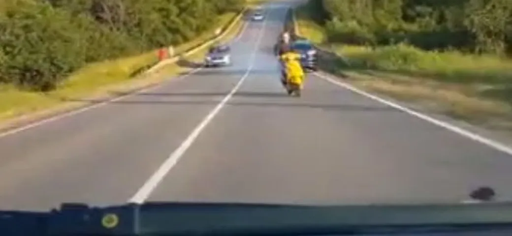 Scooter fa lo slalom contromano tra le auto [Video]