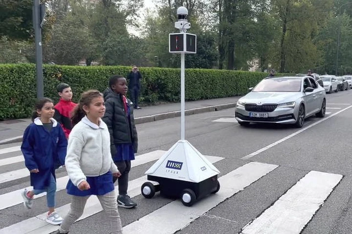 Milano: arriva il robot che aiuta ad attraversare la strada [Video]