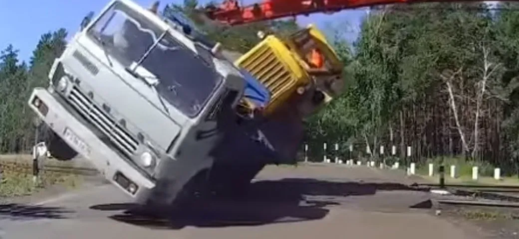 Sbaglia i calcoli ed il camion si ribalta [Video]