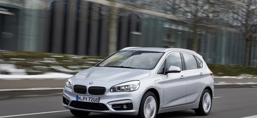 BMW 225xe: nuove foto ufficiali
