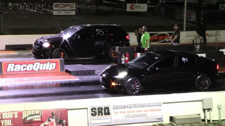 Drag race tripla: Model 3 vs Jeep Trackhawk vs Charger [Video]