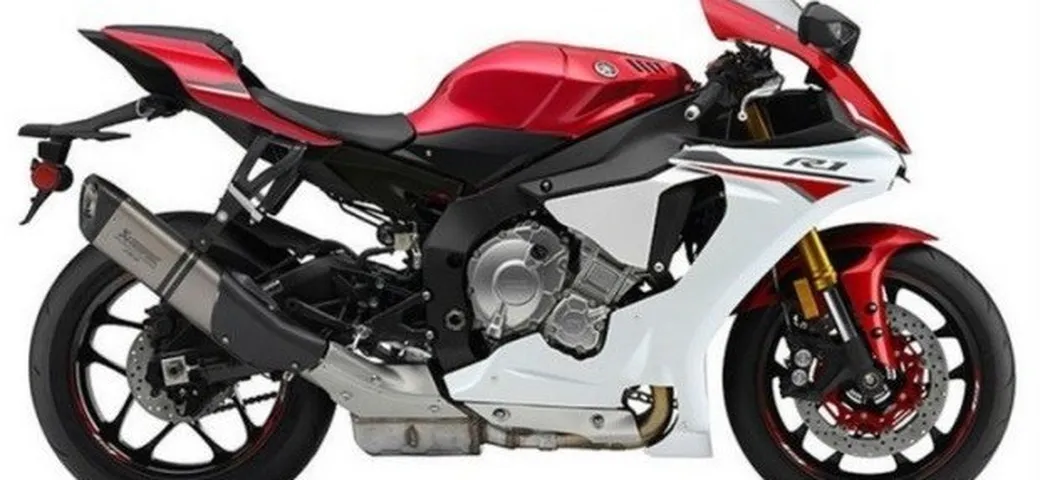 Yamaha YZF-R1 2015: scarico più lungo in Giappone