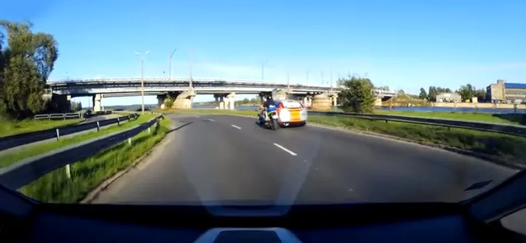 Caduta inaspettata in curva [Video]