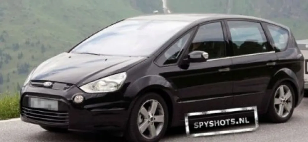 Ford S-Max: foto spia del restyling