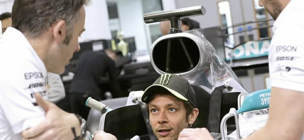 Sfida Rossi-Hamilton: il Dottore scalda il sedile della Mercedes