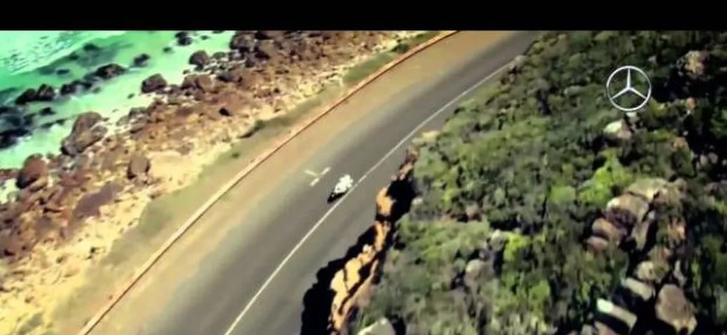 Video: Mercedes C 63 AMG Coupè VS Ducati 848