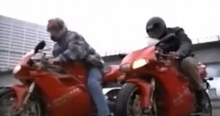 Il video di una gara stradale fra due Ducati 916