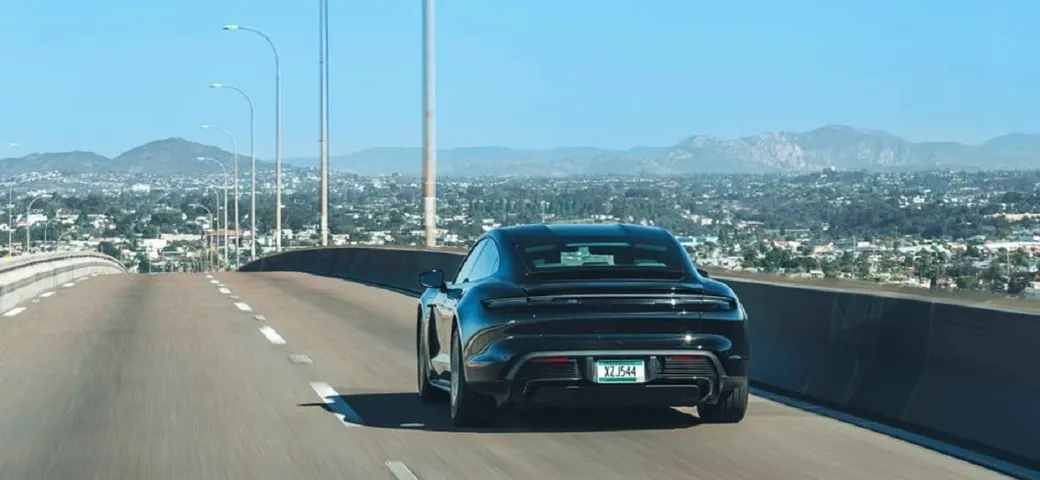 Porsche Taycan restyling: autonomia reale di 587 chilometri
