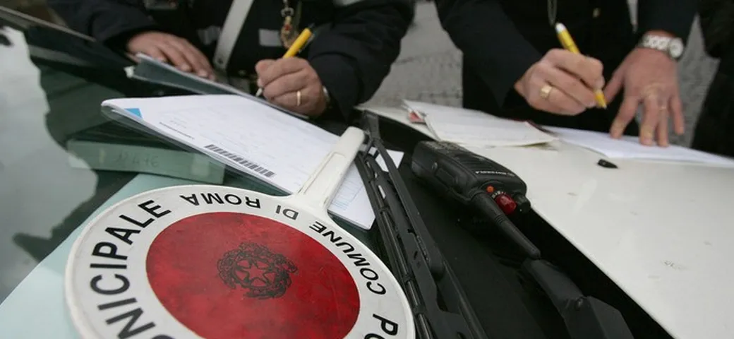 Roma: multato spezza un braccio al vigile