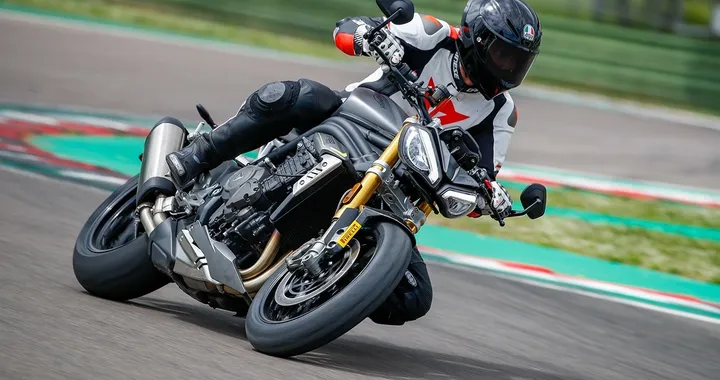 Triumph Speed Triple 1200 RS, la prova su strada (VIDEO)
