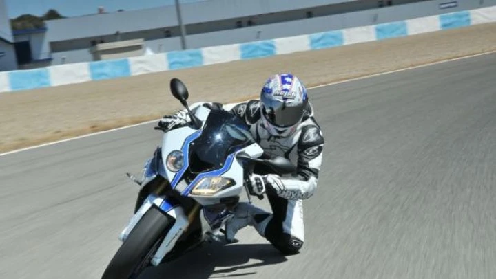 BMW HP4: primo test della race replica su base S1000RR