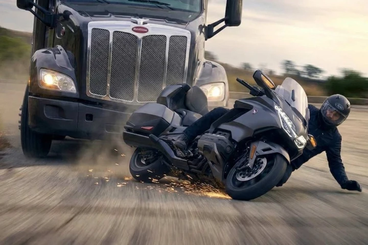 Non è fantascienza: la moto Honda che corregge la traiettoria da sola