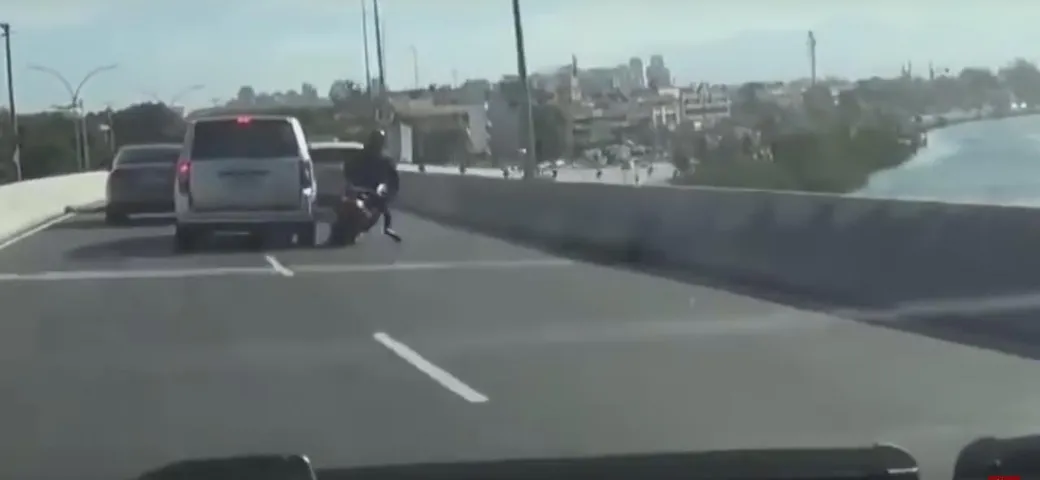 Tampona un'auto in autostrada e cade dal ponte [Video]