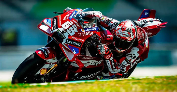 MotoGP Brno Sprint: Bagnaia torna a vincere, Bezzecchi cade e Márquez si avvicina