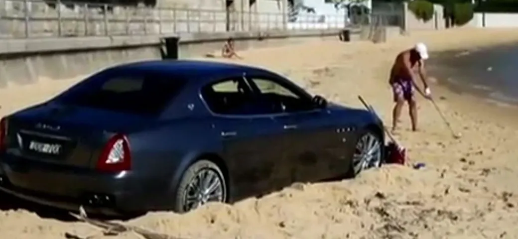 Parcheggia la sua Maserati in spiaggia e... gioca a golf [Video]