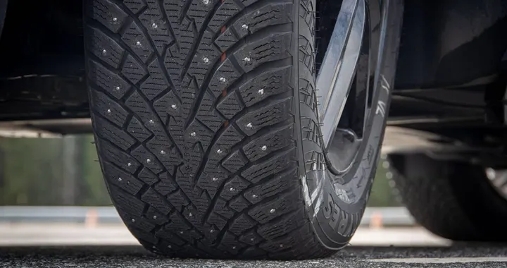 Gomme invernali, cambiano le regole: arrivano persino i chiodi che si ritraggono