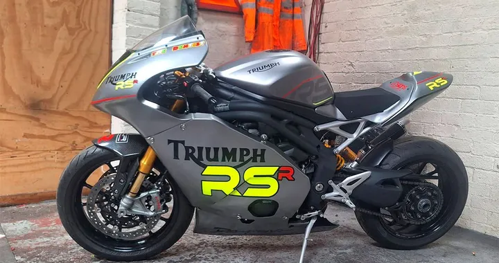 Triumph Speed Triple RS: con un kit diventa una sportiva carenata