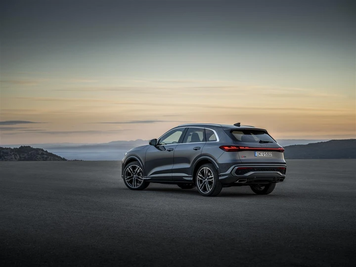 Nuova Audi Q5 2025: design sportivo, tecnologia avanzata e motori ibridi