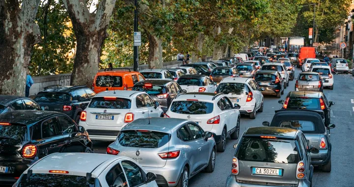 L’UE cambia le regole sulle auto: dal 2028 scattano nuovi obblighi