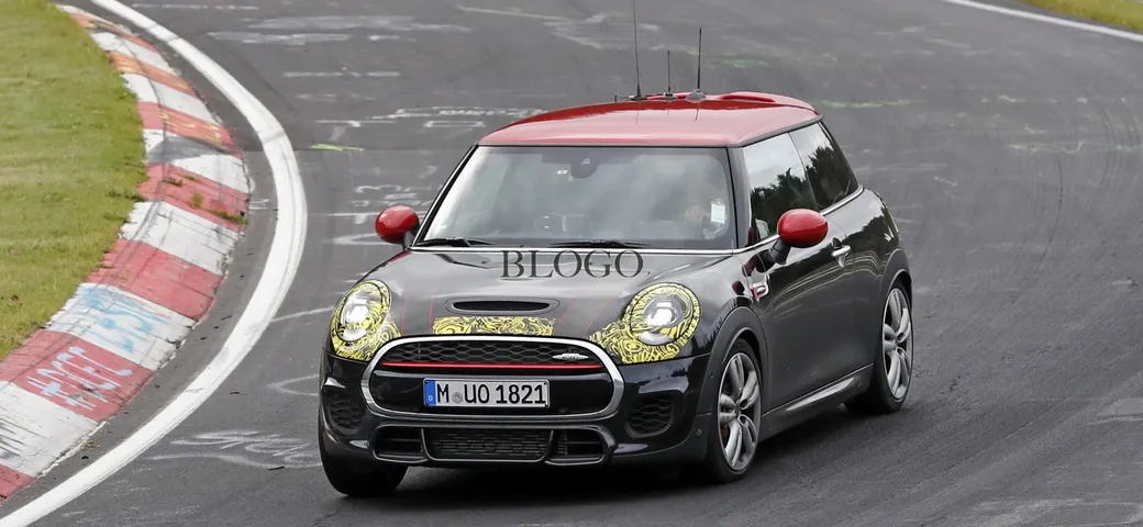 Mini Cooper JCW 2018: foto spia al Nurburgring