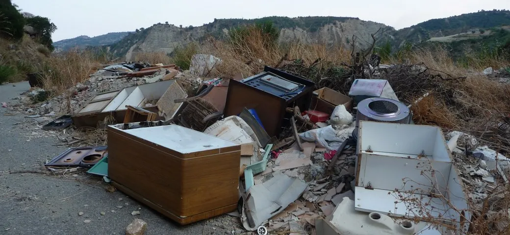 Rifiuti abbandonati in strada: il Comune sbeffeggia gli incivili