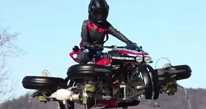 Un V8 Maserati e quattro turbine: LMV 496, la moto volante di Ludovic Lazareth