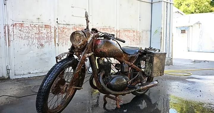 Moto della Wehrmacht riemerge dal Danubio dopo 80 anni: è quasi intatta