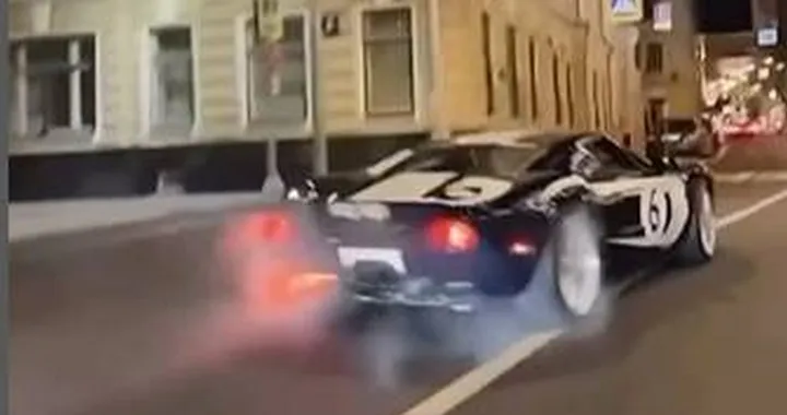 Ford GT: brividi urbani nella notte ed è quasi crash | Video
