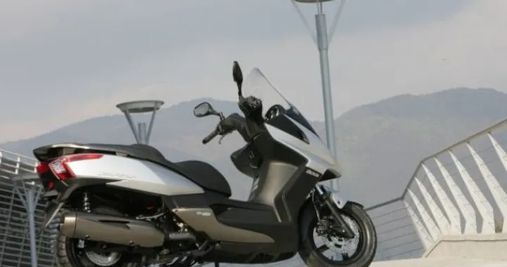Disponibile nelle concessionarie la coppia Kymco Downtown 300i ABS e 200i 2010
