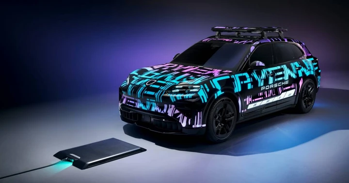 Porsche Cayenne EV, la rivoluzione: si caricherà come uno smartphone