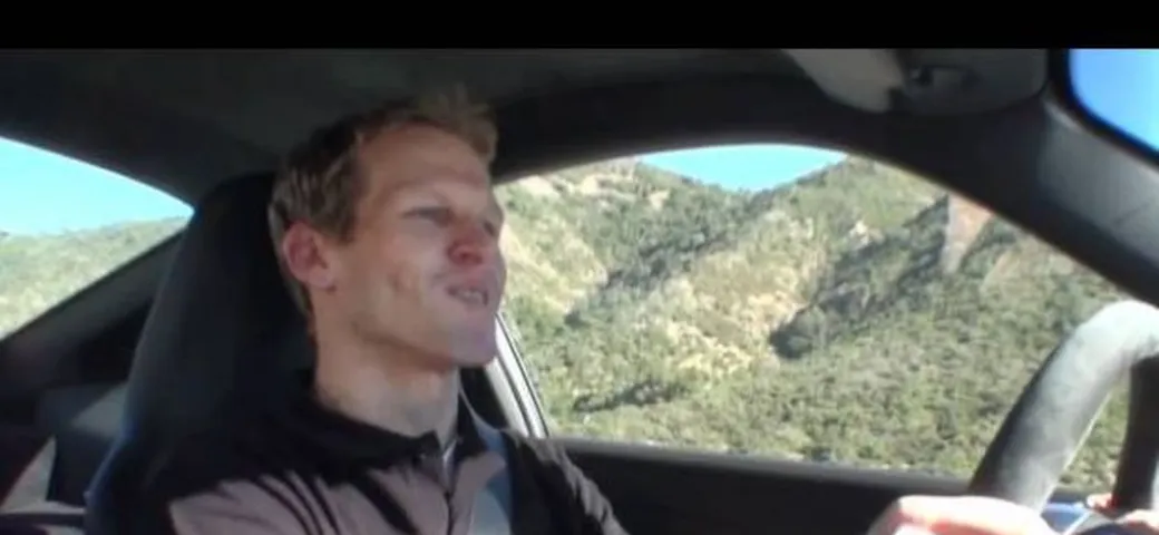 Video: Joerg Bergmeister prova la Porsche 911 Carrera GTS