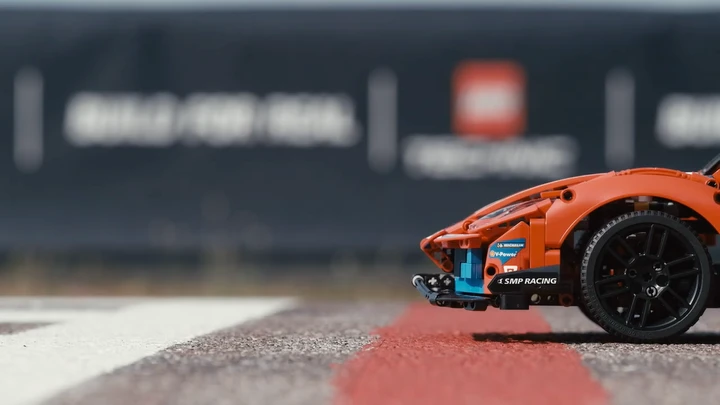 LEGO Technic Ferrari 488 GTE in pista a Modena