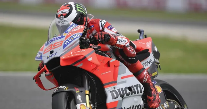 MotoGP Barcellona 2018: Lorenzo su Iannone nel Day-1