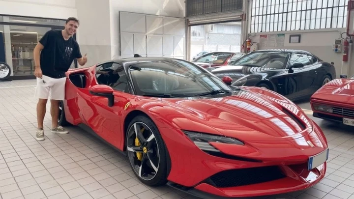 Ferrari SF90 Stradale: il nuovo acquisto di Federico Chiesa [Video]