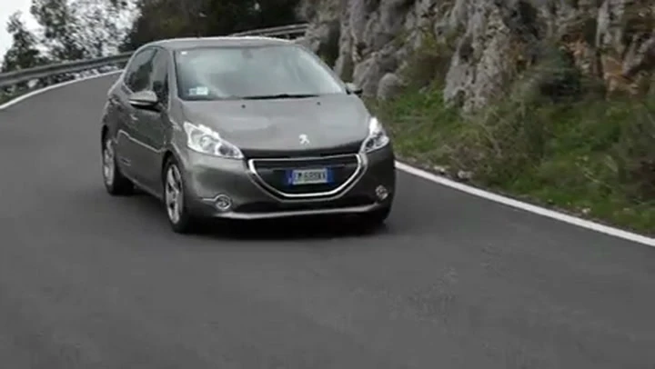 Peugeot 208 1.2 tre cilindnri Test al Banco a Rulli