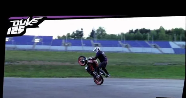 KTM 125 Duke Stuntriding con Rok Bagoros