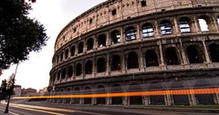 Scooter elettrici in prova all'ombra del Colosseo
