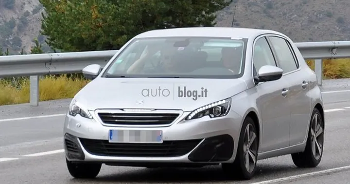 Peugeot 308 GTi: foto spia su strada
