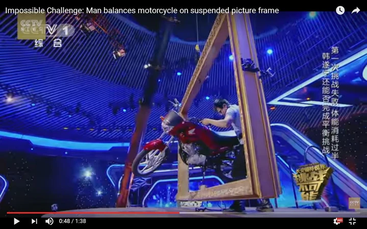 Impossible Challenge: moto in equilibrio sulla cornice gigante [Video]