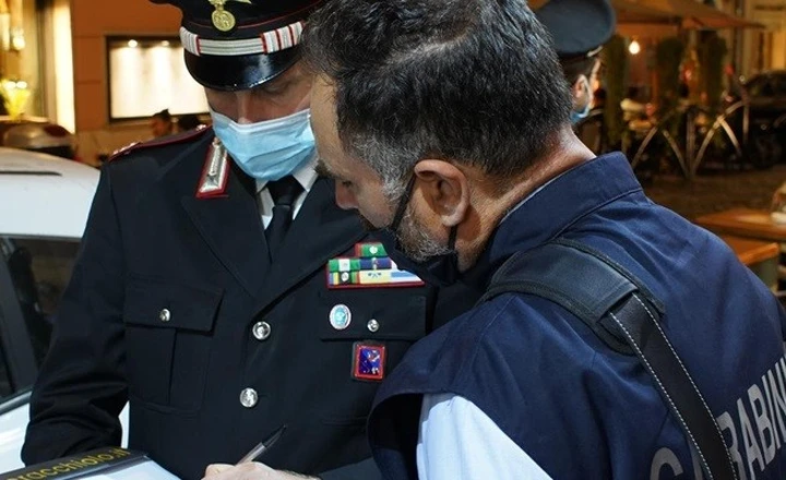 Presta soccorso in strada durante l'isolamento Covid: multa di 4500 euro