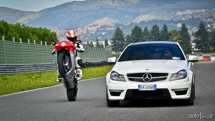 Mercedes C63 AMG Performance VS MV Agusta F3 675: la sfida in video
