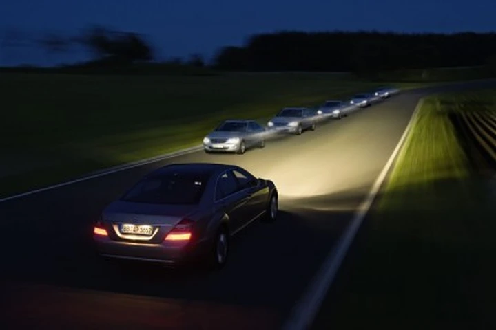 Mercedes Adaptive High-Beam Assistant: presentato il nuovo sistema di gestione automatica degli abbaglianti
