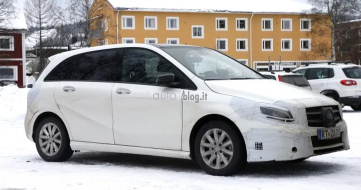 Mercedes Classe B: foto spia del facelift