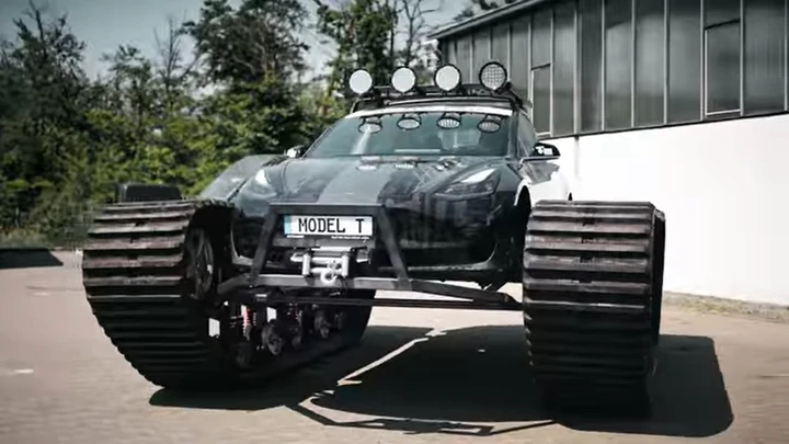La Tesla diventa un cingolato da 6 tonnellate [Video]