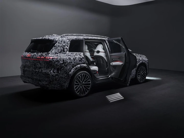 Audi Q9, gli interni all'avanguardia per sfidare BMW X7 e Mercedes GLS